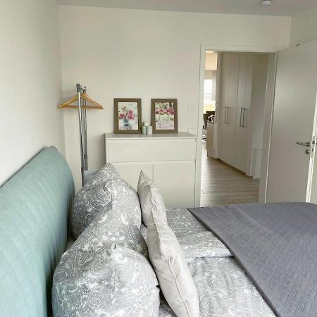 Exklusives Apartment Mit Blick Auf Den See Grossraeschen Esterno foto